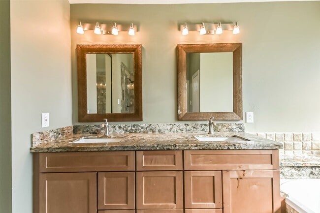 Building Photo - 2533 Potomac Dr