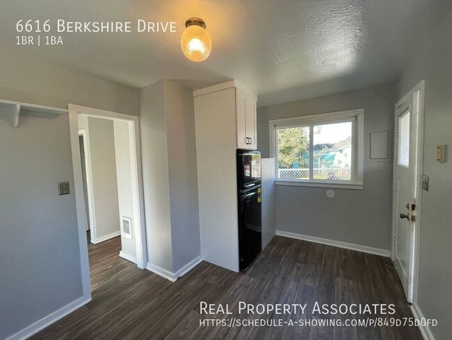 Building Photo - 6616 Berkshire Dr