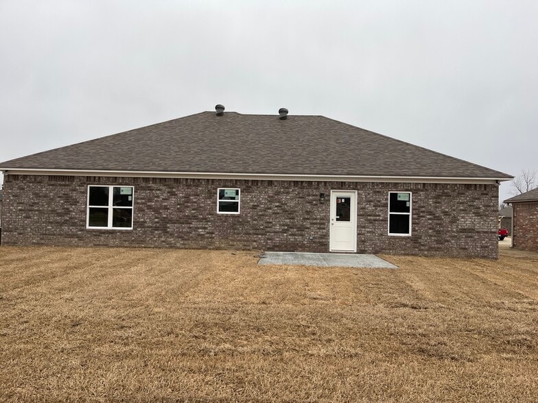 Building Photo - 17 Hidden Oak Dr