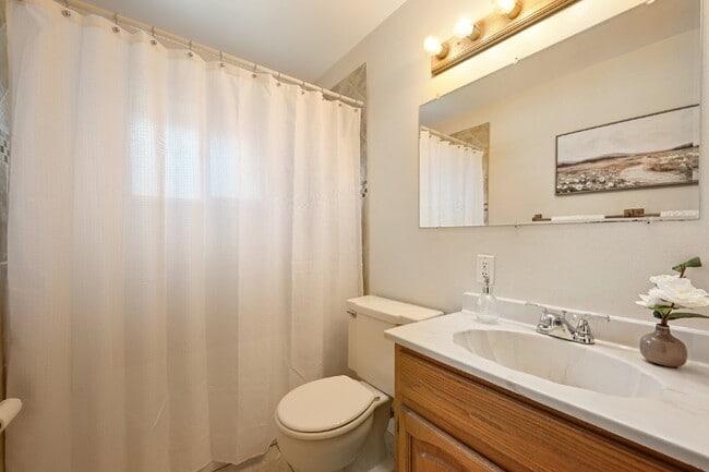 Building Photo - Welcome to this spacious 3+ bed, 2-bath bi-level home in Arvada - Available Now!