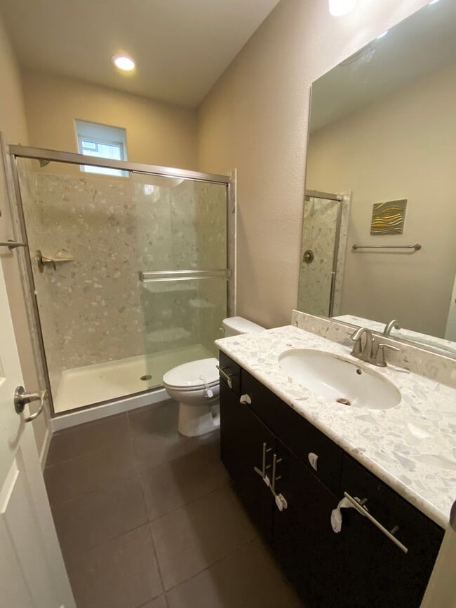 Building Photo - 4Br4Ba Former Model Townhouse Top of the L...