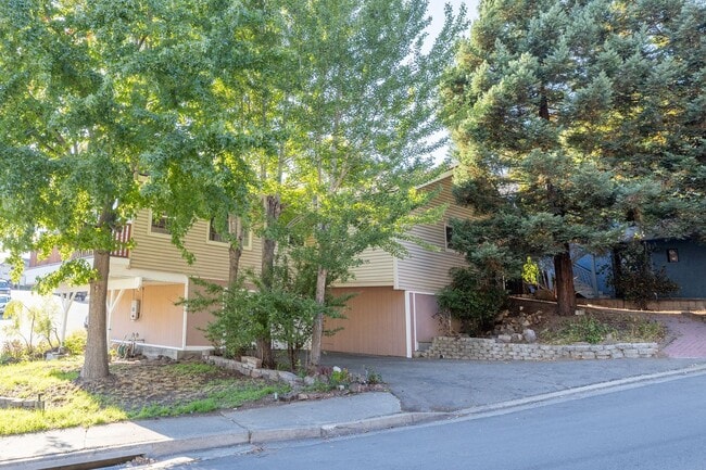 Building Photo - Beautiful 3 bedroom home with Castro Valle...