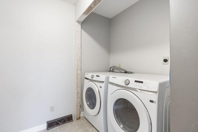 Building Photo - NEWLY REMODELED HOME | 3 Bedroom | 2 Bath ...