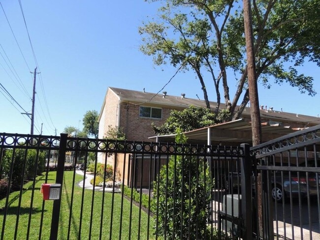 Building Photo - 8870 Kempwood Dr