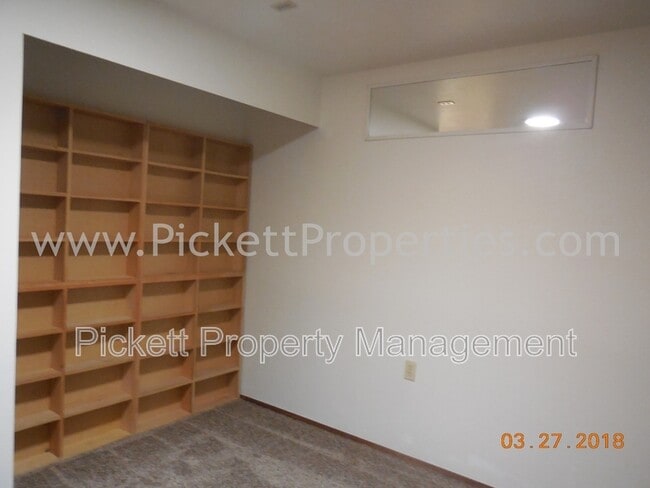Building Photo - 1715 NW Saenz Ln