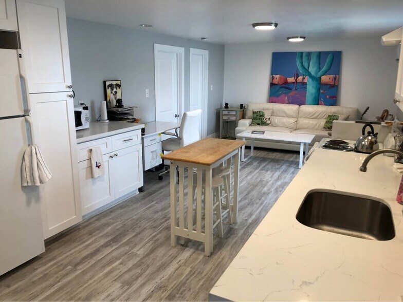 Building Photo - 4516 Banks St