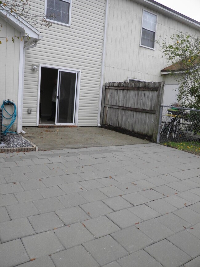Building Photo - 1843 Whispering Oaks Ln