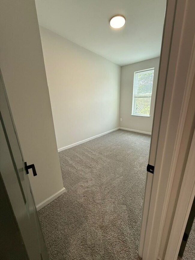 Building Photo - Beautifully Renovated 4BR/2.5BA Home