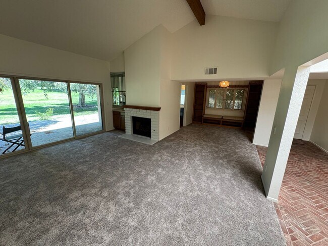 Building Photo - Single story 3 bed 2 bath in gated communi...