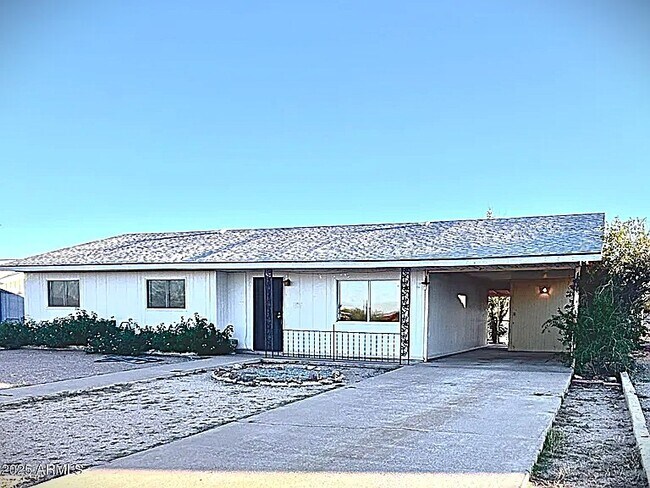 411 w NORTH - 411 W North St