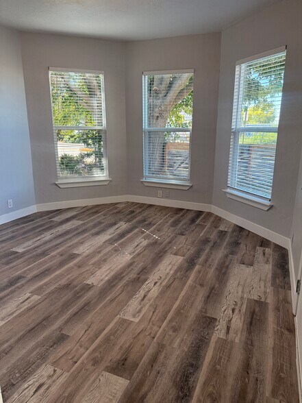 Building Photo - 1085 S 200 W
