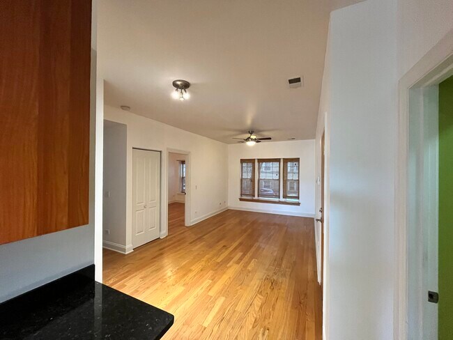 Building Photo - 3408 W Sunnyside Ave