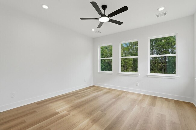 Building Photo - 210 Big Deer Dr
