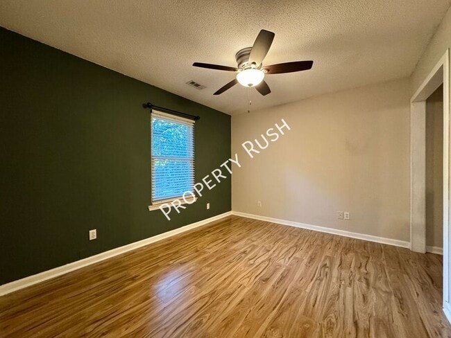 Building Photo - 1110 Fernway Cir