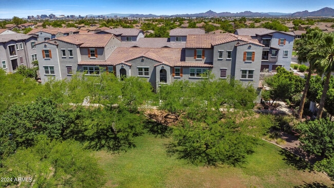 Building Photo - 2256 E Huntington Dr