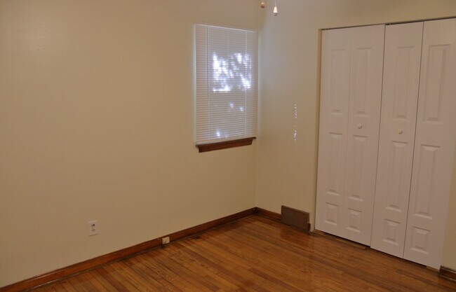 Building Photo - 4 bedroom/1 Bath Single Home!