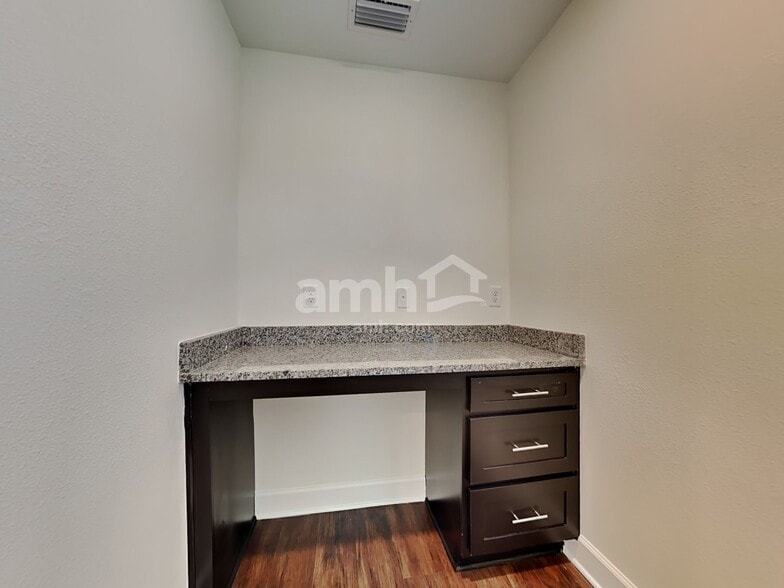 Building Photo - 998 Tan Tara Trl