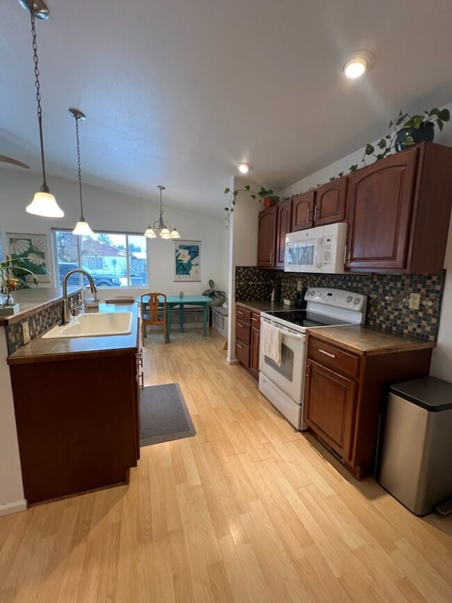 Building Photo - Charming 2 bed/1 bath home with extra larg...