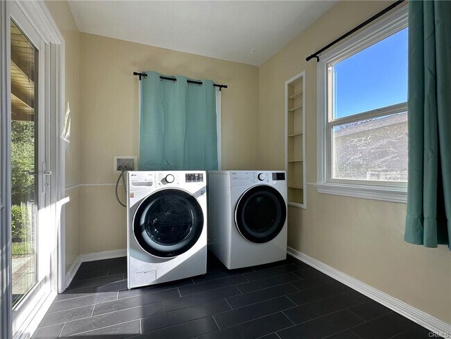 Building Photo - 2026 Pepper Dr