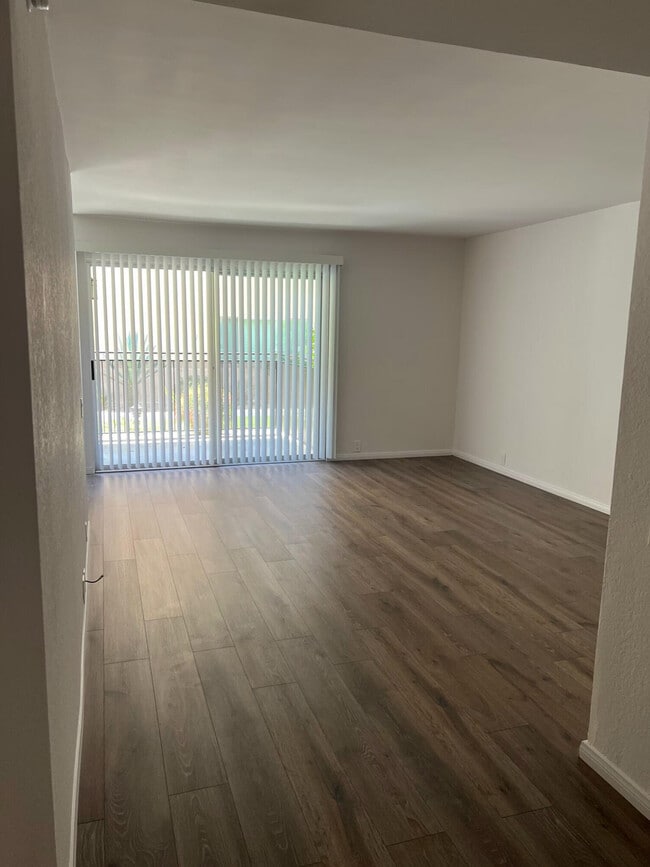 Building Photo - 400 N Sunrise Way
