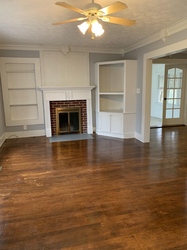 Building Photo - Charming 3 bed/1 bath in the city!