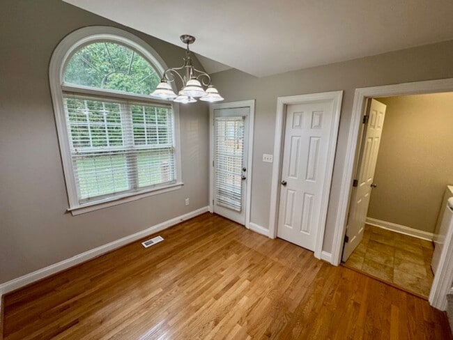 Building Photo - 5 minutes to White Oak!