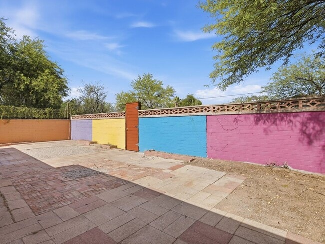Building Photo - Charming 2-Bedroom Home with Vintage Character & Modern Comforts