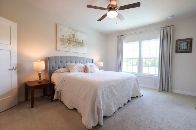 Building Photo - 4 Bedroom, 4 Bath Home w/Backyard Heated Pool overlooking Pearl's Fen
