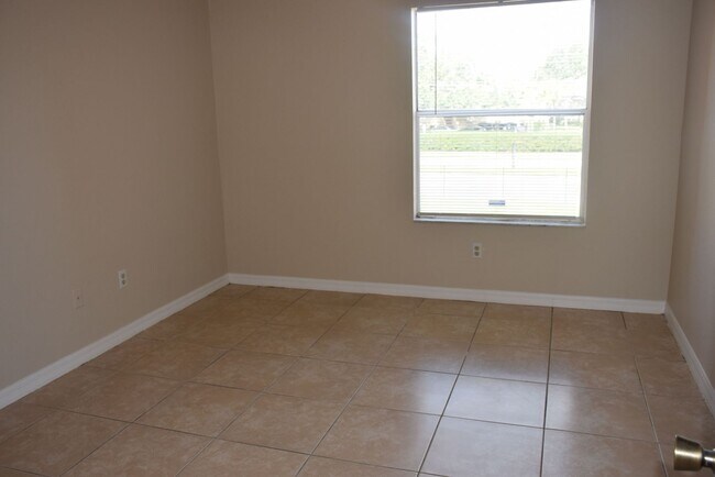 Building Photo - Prime Location in Orlando! Gated Community...