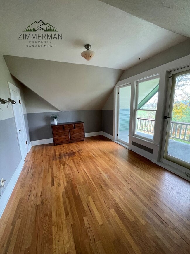 Building Photo - Adorable Updated Farmhouse in Creswell, OR