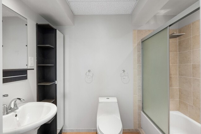 Building Photo - UPDATED LARGE BRIGHT 1800sf 3BR/2BA/1GR In...