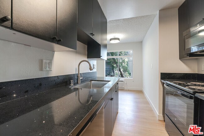 Building Photo - 1352 S Carmelina Ave