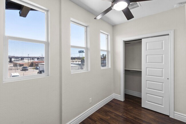 Building Photo - Yandell Units