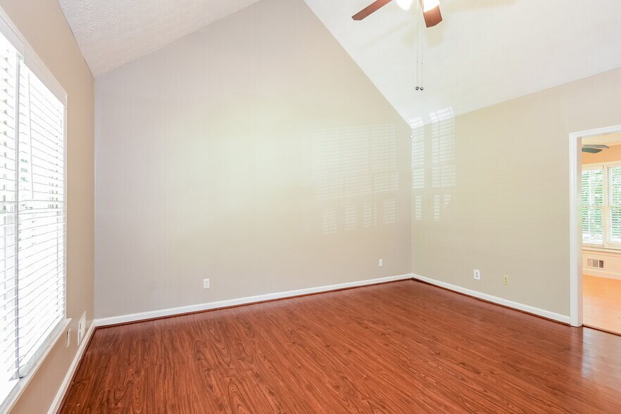 Building Photo - 503 Brooksdale Dr