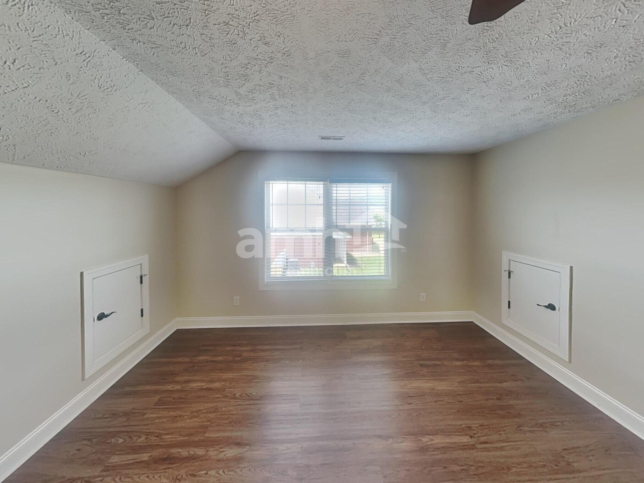 Building Photo - 1131 Longwood Dr