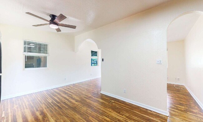 Building Photo - "Cozy 3-Bedroom Gem with a Gated Private B...