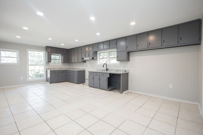 Building Photo - 907 W Broad St