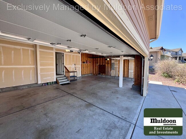 Building Photo - Spacious 5 Bedroom, 3.5 Bath Home with 3-Car Garage, and Pet-Friendly Living in 80925!