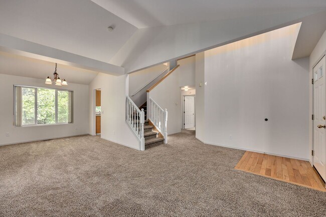Building Photo - Highly Desirable Home in Ridgetop Communit...