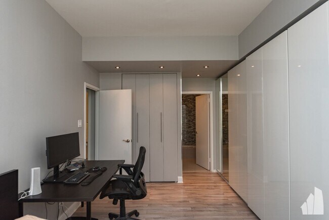 Building Photo - 211 E Ohio St