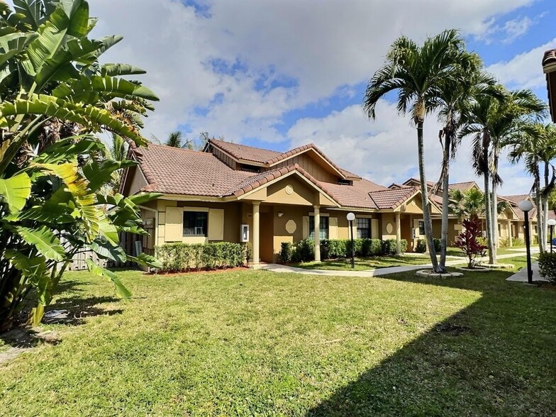 Building Photo - 2652 Riverside Dr