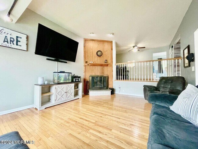 Building Photo - 562 Clubhouse Dr