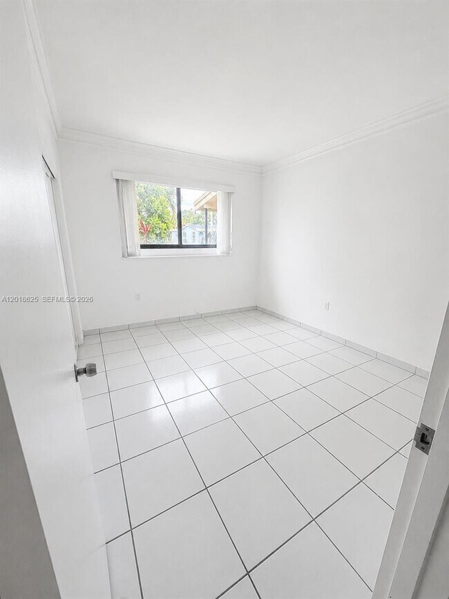 Building Photo - 765 W 70 Pl