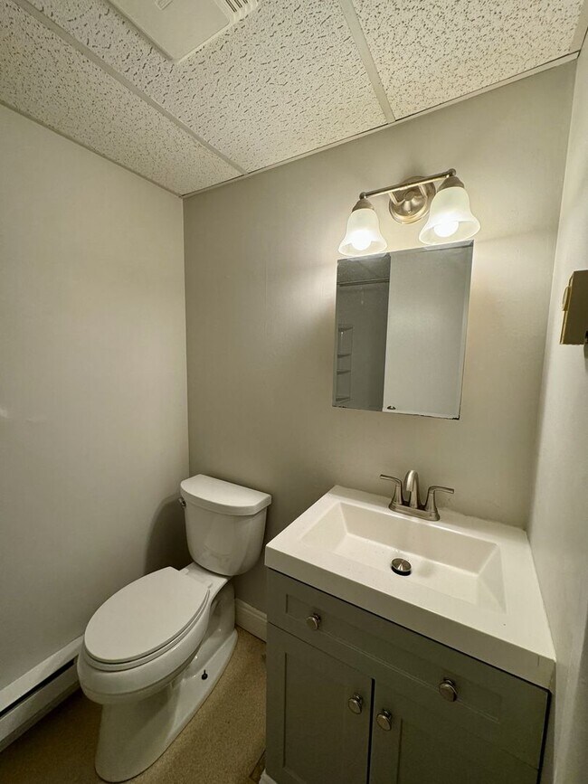 Building Photo - 757 Main St