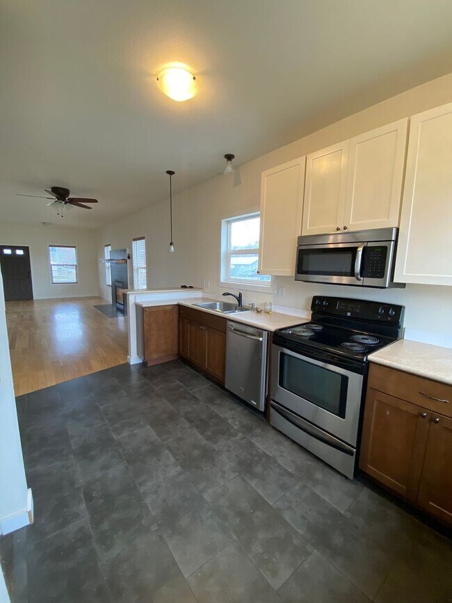 Building Photo - 1801 Russell Ave