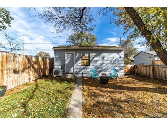 Building Photo - Nicely Remodeled 2 bedroom Bungalow.