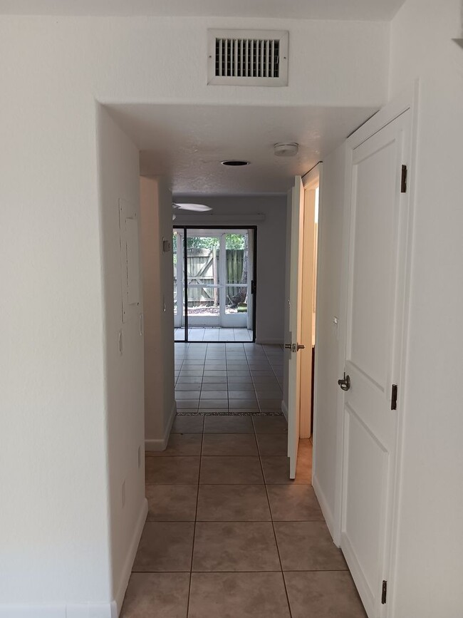 Building Photo - Annual 2 bed/ 1 1/2 bath condo available N...