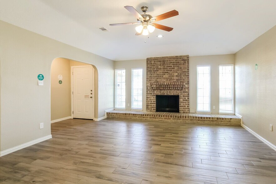 Building Photo - 10806 Clear Fork Dr