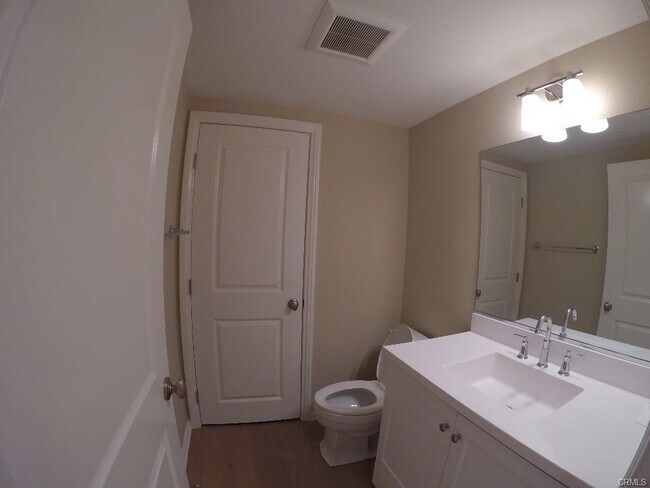 Building Photo - 2bd/2.5ba two car garage end unit condo in Orchard Hill Irvine for rent