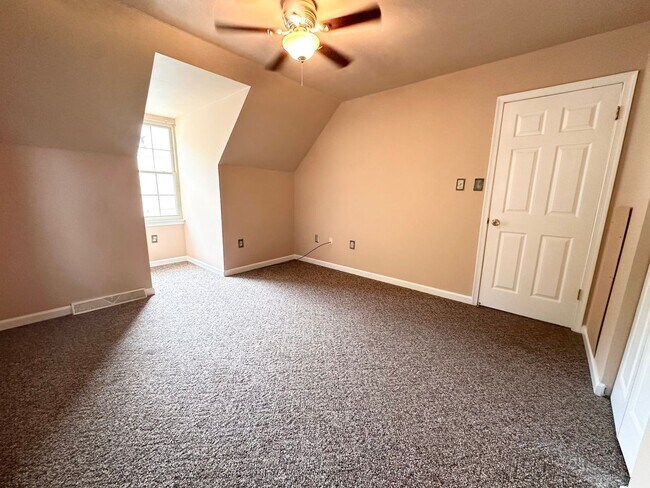 Building Photo - 1114 Skyview Dr